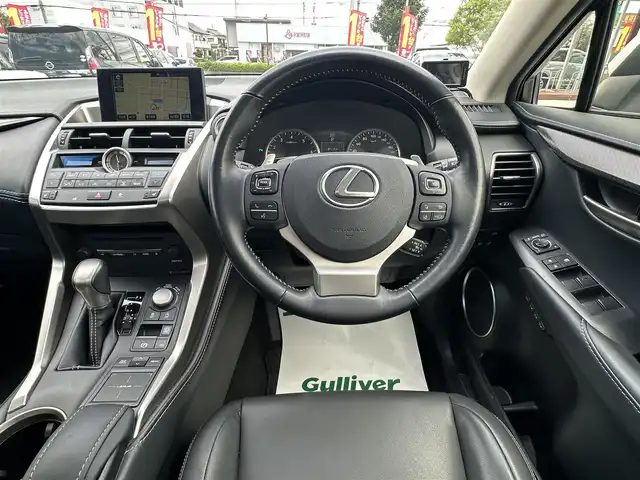 レクサス ＮＸ 200t 群馬県 2016(平28)年 6.1万km パール ナビゲーション　/フルセグテレビ　/ＣＤ＆ＤＶＤ　/ブルートゥース　/ＵＳＢ　/衝突軽減ブレーキ　/車線逸脱警報　/アダプティブクルーズ　/シートヒーター　/ハンドルヒーター　/サンルーフ　/保証書　/取扱説明書　/整備手帳/スマートキーX２個/カードキー