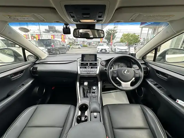 レクサス ＮＸ 200t 群馬県 2016(平28)年 6.1万km パール ナビゲーション　/フルセグテレビ　/ＣＤ＆ＤＶＤ　/ブルートゥース　/ＵＳＢ　/衝突軽減ブレーキ　/車線逸脱警報　/アダプティブクルーズ　/シートヒーター　/ハンドルヒーター　/サンルーフ　/保証書　/取扱説明書　/整備手帳/スマートキーX２個/カードキー