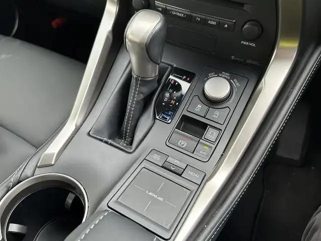 レクサス ＮＸ 200t 群馬県 2016(平28)年 6.1万km パール ナビゲーション　/フルセグテレビ　/ＣＤ＆ＤＶＤ　/ブルートゥース　/ＵＳＢ　/衝突軽減ブレーキ　/車線逸脱警報　/アダプティブクルーズ　/シートヒーター　/ハンドルヒーター　/サンルーフ　/保証書　/取扱説明書　/整備手帳/スマートキーX２個/カードキー