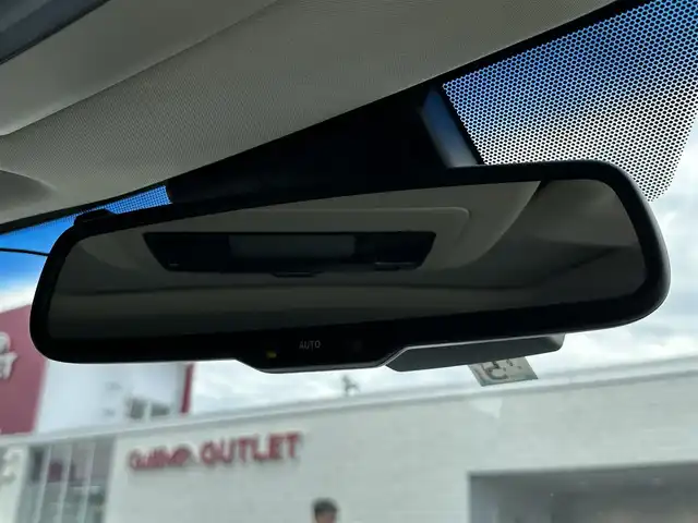 レクサス ＮＸ 200t 群馬県 2016(平28)年 6.1万km パール ナビゲーション　/フルセグテレビ　/ＣＤ＆ＤＶＤ　/ブルートゥース　/ＵＳＢ　/衝突軽減ブレーキ　/車線逸脱警報　/アダプティブクルーズ　/シートヒーター　/ハンドルヒーター　/サンルーフ　/保証書　/取扱説明書　/整備手帳/スマートキーX２個/カードキー