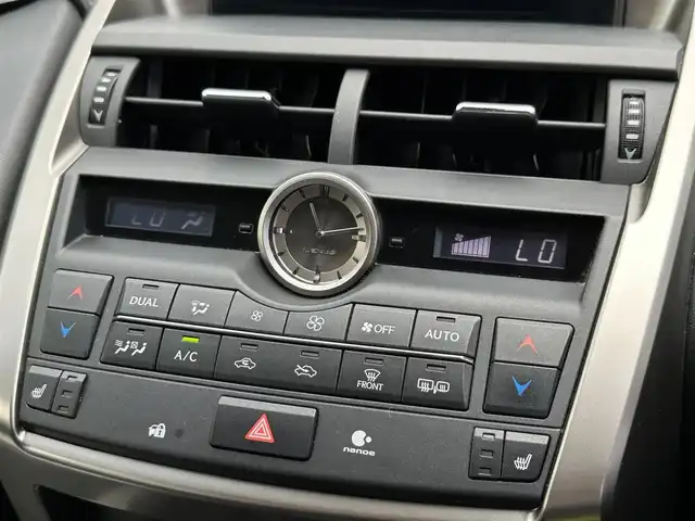 レクサス ＮＸ 200t 群馬県 2016(平28)年 6.1万km パール ナビゲーション　/フルセグテレビ　/ＣＤ＆ＤＶＤ　/ブルートゥース　/ＵＳＢ　/衝突軽減ブレーキ　/車線逸脱警報　/アダプティブクルーズ　/シートヒーター　/ハンドルヒーター　/サンルーフ　/保証書　/取扱説明書　/整備手帳/スマートキーX２個/カードキー