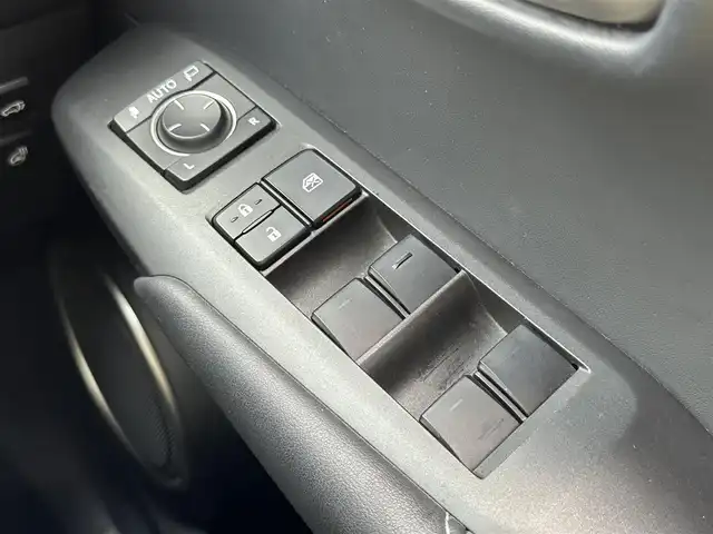 レクサス ＮＸ 200t 群馬県 2016(平28)年 6.1万km パール ナビゲーション　/フルセグテレビ　/ＣＤ＆ＤＶＤ　/ブルートゥース　/ＵＳＢ　/衝突軽減ブレーキ　/車線逸脱警報　/アダプティブクルーズ　/シートヒーター　/ハンドルヒーター　/サンルーフ　/保証書　/取扱説明書　/整備手帳/スマートキーX２個/カードキー