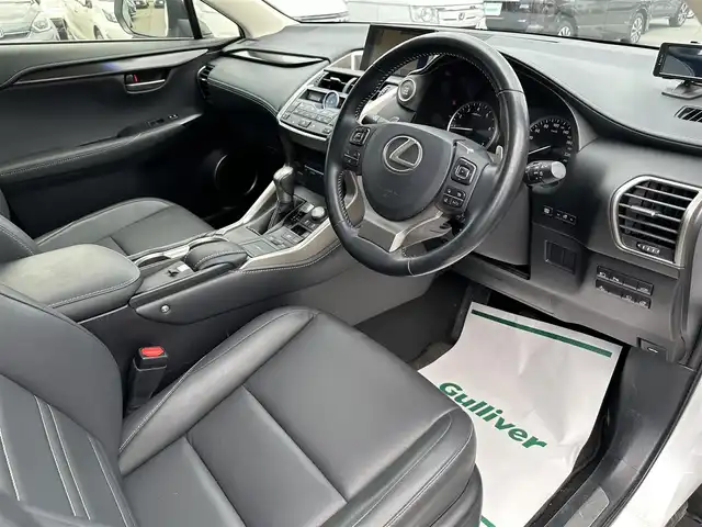レクサス ＮＸ 200t 群馬県 2016(平28)年 6.1万km パール ナビゲーション　/フルセグテレビ　/ＣＤ＆ＤＶＤ　/ブルートゥース　/ＵＳＢ　/衝突軽減ブレーキ　/車線逸脱警報　/アダプティブクルーズ　/シートヒーター　/ハンドルヒーター　/サンルーフ　/保証書　/取扱説明書　/整備手帳/スマートキーX２個/カードキー