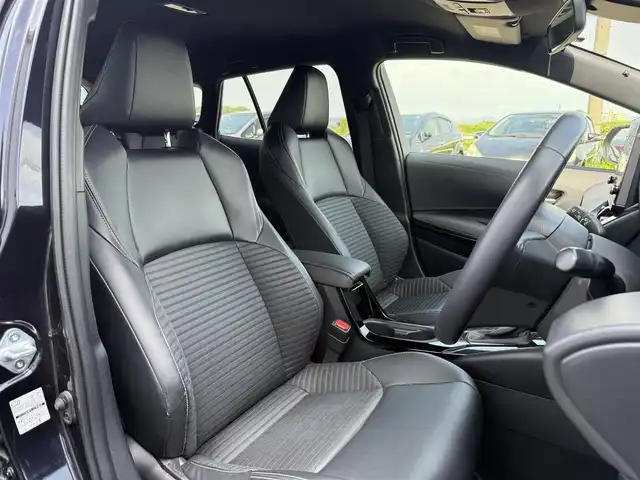 トヨタ カローラツーリング ハイブリッド ダブルバイビー 佐賀県 2019(令1)年 3.7万km スパークリングブラックパールクリスタルシャイン 純正9型ディスプレイオーディオ/・AM/FM/CD/DVD/フルセグ//・Appple Car Play/Android Auto//・ナビ機能付き/・バックカメラ/黒ハーフレザーシート/スマートキー/LEDヘッドライト/・オートマチックハイビーム/電動パーキングブレーキ/・オートホールド機能/純正17インチアルミホイール/USB入力端子/新車保証書/取扱説明書/トヨタセーフティーセンス/・プリクラッシュセーフティ/・レーンディパーチャーアラート（ステアリング制御機能付）/・レーントレーシングアシスト/・レーダークルーズコントロール（全車速追従機能付）/・ロードサインアシスト/・インテリジェントクリアランスソナー/・リヤクロストラフィックオートブレーキ/・盗難防止システム/・VSC/・ヒルスタートアシストコントロール/・パーキングサポートブレーキ