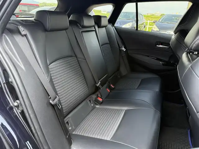 トヨタ カローラツーリング ハイブリッド ダブルバイビー 佐賀県 2019(令1)年 3.7万km スパークリングブラックパールクリスタルシャイン 純正9型ディスプレイオーディオ/・AM/FM/CD/DVD/フルセグ//・Appple Car Play/Android Auto//・ナビ機能付き/・バックカメラ/黒ハーフレザーシート/スマートキー/LEDヘッドライト/・オートマチックハイビーム/電動パーキングブレーキ/・オートホールド機能/純正17インチアルミホイール/USB入力端子/新車保証書/取扱説明書/トヨタセーフティーセンス/・プリクラッシュセーフティ/・レーンディパーチャーアラート（ステアリング制御機能付）/・レーントレーシングアシスト/・レーダークルーズコントロール（全車速追従機能付）/・ロードサインアシスト/・インテリジェントクリアランスソナー/・リヤクロストラフィックオートブレーキ/・盗難防止システム/・VSC/・ヒルスタートアシストコントロール/・パーキングサポートブレーキ