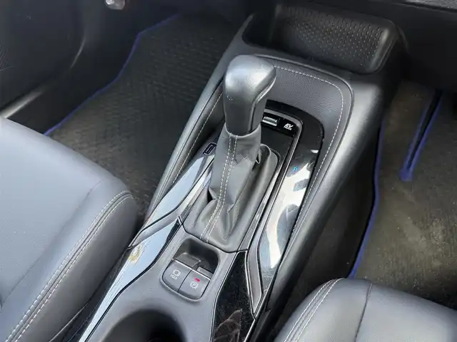 トヨタ カローラツーリング ハイブリッド ダブルバイビー 佐賀県 2019(令1)年 3.7万km スパークリングブラックパールクリスタルシャイン 純正9型ディスプレイオーディオ/・AM/FM/CD/DVD/フルセグ//・Appple Car Play/Android Auto//・ナビ機能付き/・バックカメラ/黒ハーフレザーシート/スマートキー/LEDヘッドライト/・オートマチックハイビーム/電動パーキングブレーキ/・オートホールド機能/純正17インチアルミホイール/USB入力端子/新車保証書/取扱説明書/トヨタセーフティーセンス/・プリクラッシュセーフティ/・レーンディパーチャーアラート（ステアリング制御機能付）/・レーントレーシングアシスト/・レーダークルーズコントロール（全車速追従機能付）/・ロードサインアシスト/・インテリジェントクリアランスソナー/・リヤクロストラフィックオートブレーキ/・盗難防止システム/・VSC/・ヒルスタートアシストコントロール/・パーキングサポートブレーキ