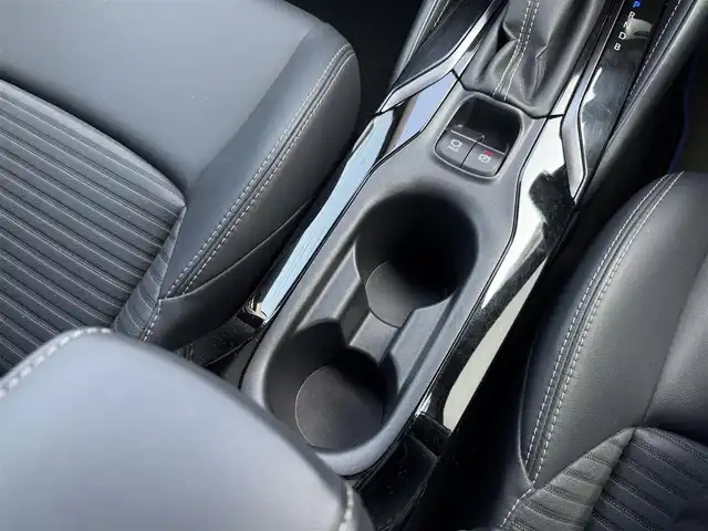 トヨタ カローラツーリング ハイブリッド ダブルバイビー 佐賀県 2019(令1)年 3.7万km スパークリングブラックパールクリスタルシャイン 純正9型ディスプレイオーディオ/・AM/FM/CD/DVD/フルセグ//・Appple Car Play/Android Auto//・ナビ機能付き/・バックカメラ/黒ハーフレザーシート/スマートキー/LEDヘッドライト/・オートマチックハイビーム/電動パーキングブレーキ/・オートホールド機能/純正17インチアルミホイール/USB入力端子/新車保証書/取扱説明書/トヨタセーフティーセンス/・プリクラッシュセーフティ/・レーンディパーチャーアラート（ステアリング制御機能付）/・レーントレーシングアシスト/・レーダークルーズコントロール（全車速追従機能付）/・ロードサインアシスト/・インテリジェントクリアランスソナー/・リヤクロストラフィックオートブレーキ/・盗難防止システム/・VSC/・ヒルスタートアシストコントロール/・パーキングサポートブレーキ