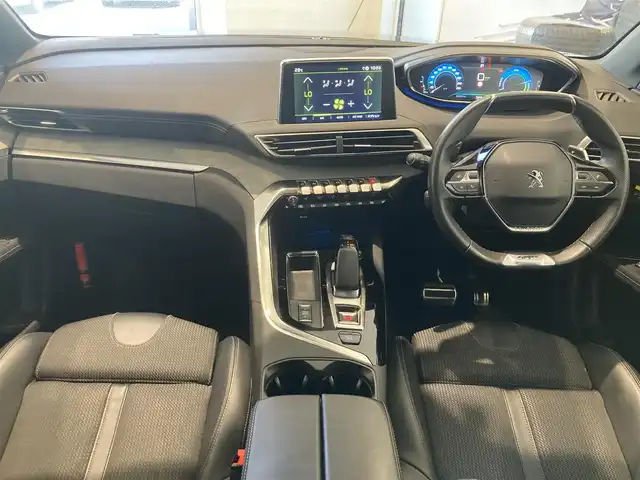 プジョー プジョー ３００８ GT ハイブリッド4 熊本県 2022(令4)年 5万km グレーⅡ ・スマートキー/・プッシュスタート/・パノラマサンルーフ /・アクティブセーフティブレーキ/・トラフィックサインインフォメーション/・疲労検知/・アダプティブライト/・パーキングアシスト/・インテリジェントハイビーム/・パークセンサー/・ブラインドスポットモニター/・レーンアシスト/・クルーズコントロール(追従式)/・ハーフレザーシート/・D席パワーシート/・前席シートヒーター /・純正ディスプレイオーディオ/　【Bluetooth・USB・AppleCarPlay・AndroidAuto】/・バックカメラ/・フロント＆左サイドカメラ/・ETC/・パワーバックドア/・LEDヘッドランプ/・純正マット