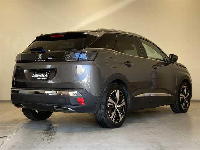 プジョー プジョー ３００８ GT ハイブリッド4 熊本県 2022(令4)年 5万km グレーⅡ ・スマートキー/・プッシュスタート/・パノラマサンルーフ /・アクティブセーフティブレーキ/・トラフィックサインインフォメーション/・疲労検知/・アダプティブライト/・パーキングアシスト/・インテリジェントハイビーム/・パークセンサー/・ブラインドスポットモニター/・レーンアシスト/・クルーズコントロール(追従式)/・ハーフレザーシート/・D席パワーシート/・前席シートヒーター /・純正ディスプレイオーディオ/　【Bluetooth・USB・AppleCarPlay・AndroidAuto】/・バックカメラ/・フロント＆左サイドカメラ/・ETC/・パワーバックドア/・LEDヘッドランプ/・純正マット