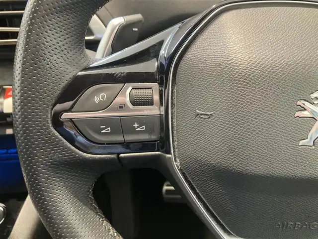 プジョー プジョー ３００８ GT ハイブリッド4 熊本県 2022(令4)年 5万km グレーⅡ ・スマートキー/・プッシュスタート/・パノラマサンルーフ /・アクティブセーフティブレーキ/・トラフィックサインインフォメーション/・疲労検知/・アダプティブライト/・パーキングアシスト/・インテリジェントハイビーム/・パークセンサー/・ブラインドスポットモニター/・レーンアシスト/・クルーズコントロール(追従式)/・ハーフレザーシート/・D席パワーシート/・前席シートヒーター /・純正ディスプレイオーディオ/　【Bluetooth・USB・AppleCarPlay・AndroidAuto】/・バックカメラ/・フロント＆左サイドカメラ/・ETC/・パワーバックドア/・LEDヘッドランプ/・純正マット