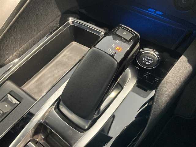 プジョー プジョー ３００８ GT ハイブリッド4 熊本県 2022(令4)年 5万km グレーⅡ ・スマートキー/・プッシュスタート/・パノラマサンルーフ /・アクティブセーフティブレーキ/・トラフィックサインインフォメーション/・疲労検知/・アダプティブライト/・パーキングアシスト/・インテリジェントハイビーム/・パークセンサー/・ブラインドスポットモニター/・レーンアシスト/・クルーズコントロール(追従式)/・ハーフレザーシート/・D席パワーシート/・前席シートヒーター /・純正ディスプレイオーディオ/　【Bluetooth・USB・AppleCarPlay・AndroidAuto】/・バックカメラ/・フロント＆左サイドカメラ/・ETC/・パワーバックドア/・LEDヘッドランプ/・純正マット