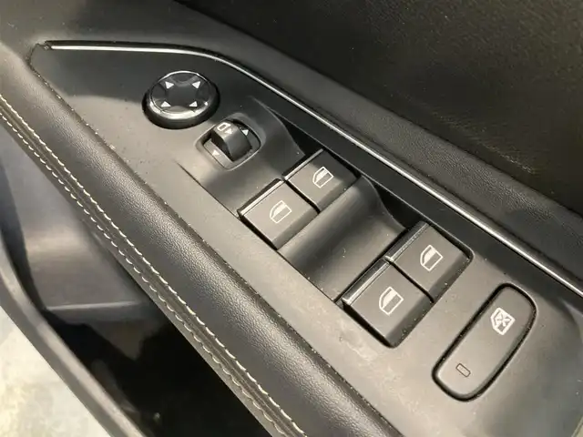 プジョー プジョー ３００８ GT ハイブリッド4 熊本県 2022(令4)年 5万km グレーⅡ ・スマートキー/・プッシュスタート/・パノラマサンルーフ /・アクティブセーフティブレーキ/・トラフィックサインインフォメーション/・疲労検知/・アダプティブライト/・パーキングアシスト/・インテリジェントハイビーム/・パークセンサー/・ブラインドスポットモニター/・レーンアシスト/・クルーズコントロール(追従式)/・ハーフレザーシート/・D席パワーシート/・前席シートヒーター /・純正ディスプレイオーディオ/　【Bluetooth・USB・AppleCarPlay・AndroidAuto】/・バックカメラ/・フロント＆左サイドカメラ/・ETC/・パワーバックドア/・LEDヘッドランプ/・純正マット