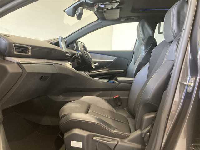 プジョー プジョー ３００８ GT ハイブリッド4 熊本県 2022(令4)年 5万km グレーⅡ ・スマートキー/・プッシュスタート/・パノラマサンルーフ /・アクティブセーフティブレーキ/・トラフィックサインインフォメーション/・疲労検知/・アダプティブライト/・パーキングアシスト/・インテリジェントハイビーム/・パークセンサー/・ブラインドスポットモニター/・レーンアシスト/・クルーズコントロール(追従式)/・ハーフレザーシート/・D席パワーシート/・前席シートヒーター /・純正ディスプレイオーディオ/　【Bluetooth・USB・AppleCarPlay・AndroidAuto】/・バックカメラ/・フロント＆左サイドカメラ/・ETC/・パワーバックドア/・LEDヘッドランプ/・純正マット