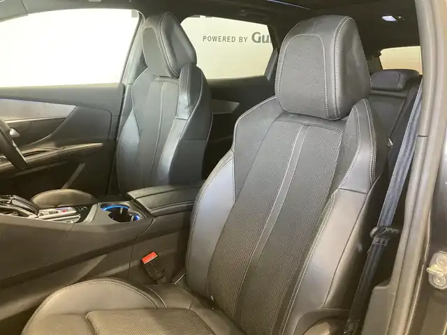 プジョー プジョー ３００８ GT ハイブリッド4 熊本県 2022(令4)年 5万km グレーⅡ ・スマートキー/・プッシュスタート/・パノラマサンルーフ /・アクティブセーフティブレーキ/・トラフィックサインインフォメーション/・疲労検知/・アダプティブライト/・パーキングアシスト/・インテリジェントハイビーム/・パークセンサー/・ブラインドスポットモニター/・レーンアシスト/・クルーズコントロール(追従式)/・ハーフレザーシート/・D席パワーシート/・前席シートヒーター /・純正ディスプレイオーディオ/　【Bluetooth・USB・AppleCarPlay・AndroidAuto】/・バックカメラ/・フロント＆左サイドカメラ/・ETC/・パワーバックドア/・LEDヘッドランプ/・純正マット
