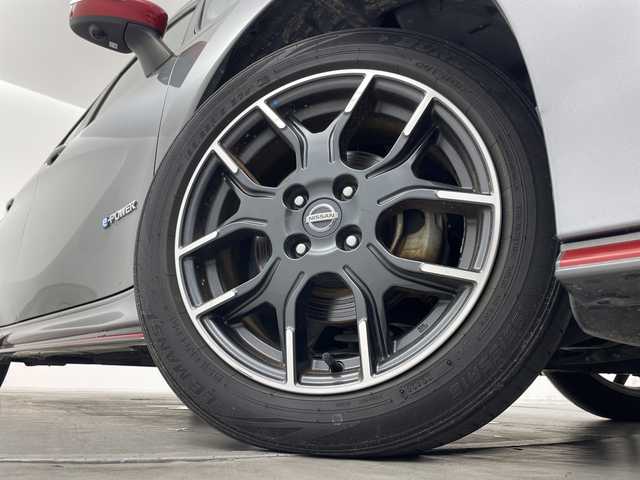 日産 ノート e－パワー ニスモ 群馬県 2017(平29)年 6.8万km ダークメタルグレー 純正ナビ　全周囲カメラ　電子ミラー　ＥＴＣ　ニスモ専用革巻きステアリング　プッシュスタートボタン　スマートキー　衝突被害軽減ブレーキ　レーンアシスト　ドライブレコーダー　ＬＥＤヘッドライト　禁煙