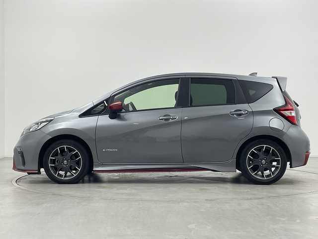 日産 ノート e－パワー ニスモ 群馬県 2017(平29)年 6.8万km ダークメタルグレー 純正ナビ　全周囲カメラ　電子ミラー　ＥＴＣ　ニスモ専用革巻きステアリング　プッシュスタートボタン　スマートキー　衝突被害軽減ブレーキ　レーンアシスト　ドライブレコーダー　ＬＥＤヘッドライト　禁煙