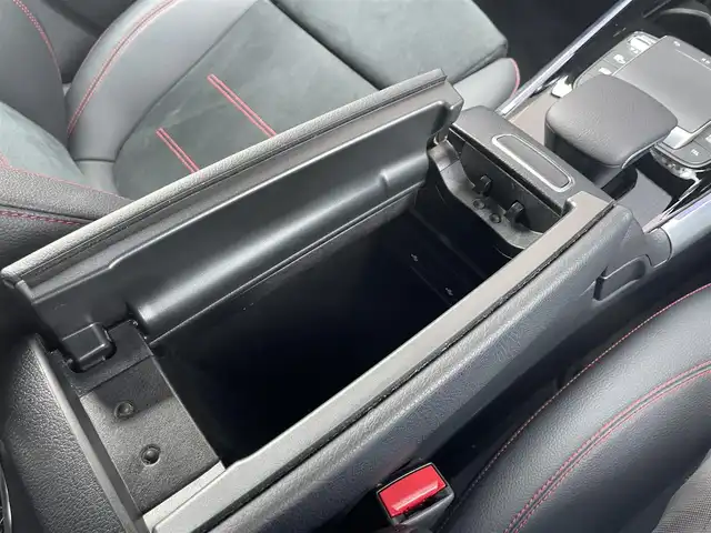 メルセデス・ベンツ ＧＬＢ２００ｄ AMGライン 福岡県 2021(令3)年 3.9万km イリジウムシルバー レーダーセーフティパッケージ/アダプティブクルーズコントロール/ブラインドスポットモニター/レーンキープアシスト/アクティブセーフティブレーキ/ハーフレザーシート/前席シートヒーター/純正ナビ/Applecarplay/androidauto/全方位カメラ/フルセグTV/Bluetooth/ワイヤレス充電/パワーバックドア/LEDヘッドライト/オートハイビーム/前後ドライブレコーダー/純正19インチアルミホイール/ETC2.0/取扱説明書/保証書/スペアキー×1