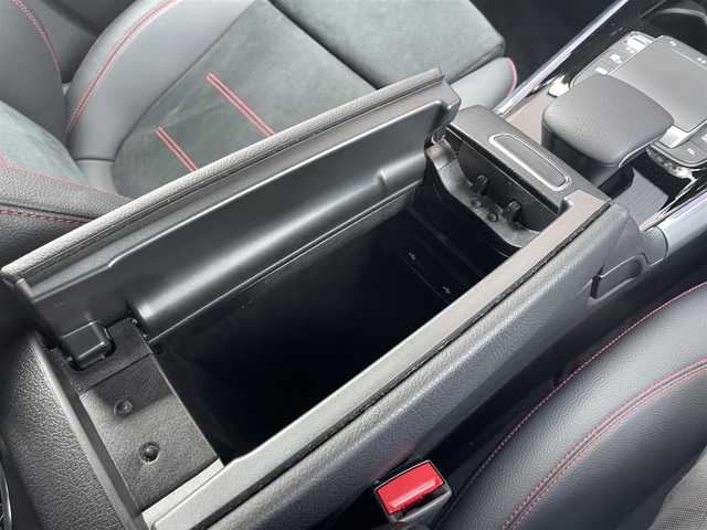 メルセデス・ベンツ ＧＬＢ２００ｄ AMGライン 福岡県 2021(令3)年 3.9万km イリジウムシルバー レーダーセーフティパッケージ/アダプティブクルーズコントロール/ブラインドスポットモニター/レーンキープアシスト/アクティブセーフティブレーキ/ハーフレザーシート/前席シートヒーター/純正ナビ/Applecarplay/androidauto/全方位カメラ/フルセグTV/Bluetooth/ワイヤレス充電/パワーバックドア/LEDヘッドライト/オートハイビーム/前後ドライブレコーダー/純正19インチアルミホイール/ETC2.0/取扱説明書/保証書/スペアキー×1