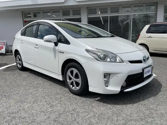 トヨタ プリウス S 京都府 2014(平26)年 7.4万km ホワイトパールクリスタルシャイン (株)IDOMが運営する【じしゃロン伏見店】の自社ローン専用車両になりますこちらは現金またはオートローンご利用時の価格です。自社ローンご希望の方は別途その旨お申付け下さい