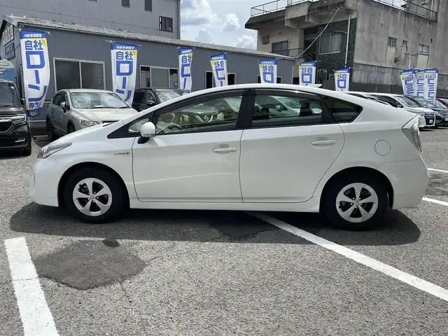 トヨタ プリウス S 京都府 2014(平26)年 7.4万km ホワイトパールクリスタルシャイン (株)IDOMが運営する【じしゃロン伏見店】の自社ローン専用車両になりますこちらは現金またはオートローンご利用時の価格です。自社ローンご希望の方は別途その旨お申付け下さい