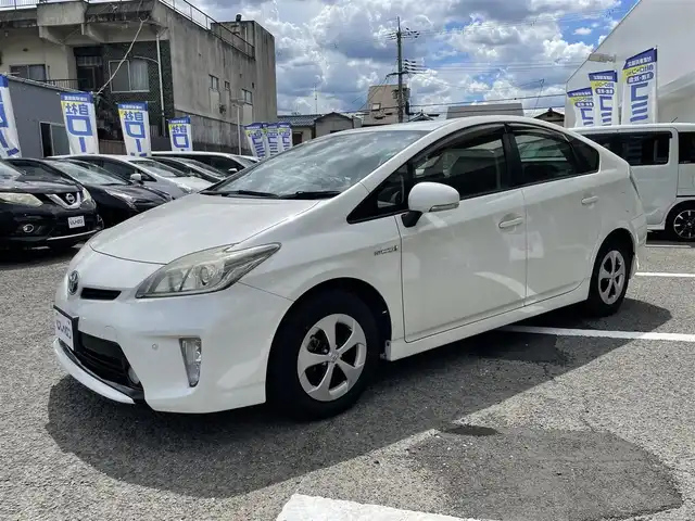 トヨタ プリウス S 京都府 2014(平26)年 7.4万km ホワイトパールクリスタルシャイン (株)IDOMが運営する【じしゃロン伏見店】の自社ローン専用車両になりますこちらは現金またはオートローンご利用時の価格です。自社ローンご希望の方は別途その旨お申付け下さい