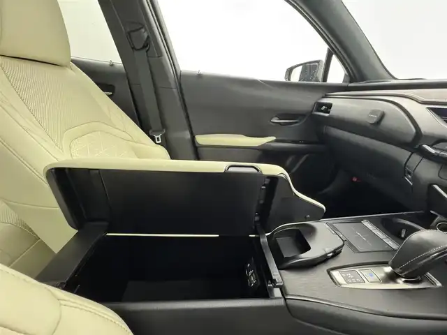レクサス ＵＸ 300e バージョンL 愛知県 2021(令3)年 3.9万km グラファイトブラックガラスフレーク マットラッピング車両/マークレビンソン/パノラマミックビューモニター/レクサスセーフティ/・プリクラッシュセーフティ/・レーントレーシングアシスト/・パーキングサポートブレーキ/・レーダークルーズコントロール/・ブラインドスポットモニター/メーカー純正ナビ/・フルセグ/Bluetooth/CD/DVD/サンルーフ/レザーシート/前席パワーシート/前席シートヒーター＋ベンチレーション/パワーバックドア/ビルドインETC2.0/ヘッドアップディスプレイ/AC100V/1500W