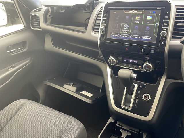 日産 セレナ X Vセレクション 沖縄県 2018(平30)年 7.7万km ブリリアントホワイトパール 純正9インチナビ（MM517D-L）/　CD/DVD/SD/BT/フルセグ/アラウンドビューモニター（MOP)/ビルトインETC/純正ドライブレコーダー/両側パワースライドドア/セーフティパックA(MOP)/インテリジェントパーキングアシスト（MOP)/クリアランスソナー（MOP)/エマージェンシーブレーキ/クルーズコントロール/LEDヘッドライト/オートライト/純正フロアマット/プッシュスタート/スマートキー/スペアキー/保証書