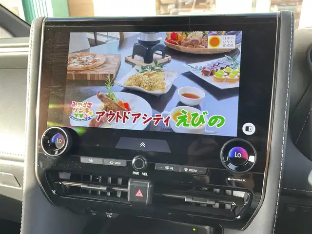 トヨタ アルファードハイブリット Z 宮崎県 2023(令5)年 2.3万km プラチナホワイトパールマイカ 左右独立ムーンルーフ/13.2インチフリップダウンモニター/セーフティセンス/・プリクラッシュセーフティ/・レーントレーシングアシスト/・レーンディパーチャーアラート/・全車速追従機能付レーダークルーズコントロール/・アダクティブハイビームシステム/・ロードサインアシスト/・ドライバー異常時対応システム/・プロアクティブドライビングアシスト/・発進遅れ告知機能/BSM（ブラインドスポットモニター）/14インチディスプレイオーディオ/ナビ／BT/USB/HDMI/フルセグTV／AppleCarPlay／Andorid audio/ETC2.0/パノラミックビューモニター/デジタルインナーミラー/おくだけ充電/パワーシート（運転席メモリー機能付）前席／2列目/パワーサンシェード　2列目／3列目/パワーバックドア/プッシュスタート／スマートキー/社外フロアマット