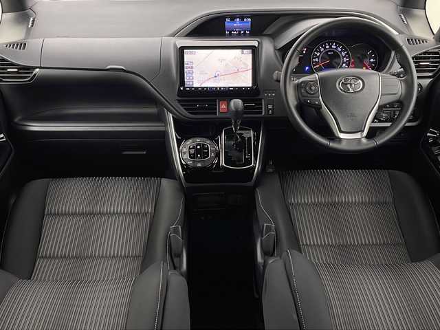 トヨタ ヴォクシー ZS 煌 宮城県 2018(平30)年 2.2万km ブラック ALPINEフリップダウンモニター/Toyota Safety Sense /・プリクラッシュセーフティ	/・レーンディパーチャーアラート	/・オートマチックハイビーム	/クルーズコントロール/ALPINE9型ナビ/・CD.DVD.BT.USB.SD/フルセグTV/バックカメラ/ドライブレコーダー（F）/ビルトインETC/LEDヘッドライト/LEDフォグランプ/革巻ステアリング/ステアリングスイッチ/アイドリングストップ/横滑り防止装置/プッシュスタート/スマートキー/純正16inAW/純正フロアマット/ロールサンシェード/シートバックテーブル/ドアバイザー