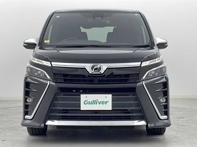 トヨタ ヴォクシー ZS 煌 宮城県 2018(平30)年 2.2万km ブラック ALPINEフリップダウンモニター/Toyota Safety Sense /・プリクラッシュセーフティ	/・レーンディパーチャーアラート	/・オートマチックハイビーム	/クルーズコントロール/ALPINE9型ナビ/・CD.DVD.BT.USB.SD/フルセグTV/バックカメラ/ドライブレコーダー（F）/ビルトインETC/LEDヘッドライト/LEDフォグランプ/革巻ステアリング/ステアリングスイッチ/アイドリングストップ/横滑り防止装置/プッシュスタート/スマートキー/純正16inAW/純正フロアマット/ロールサンシェード/シートバックテーブル/ドアバイザー