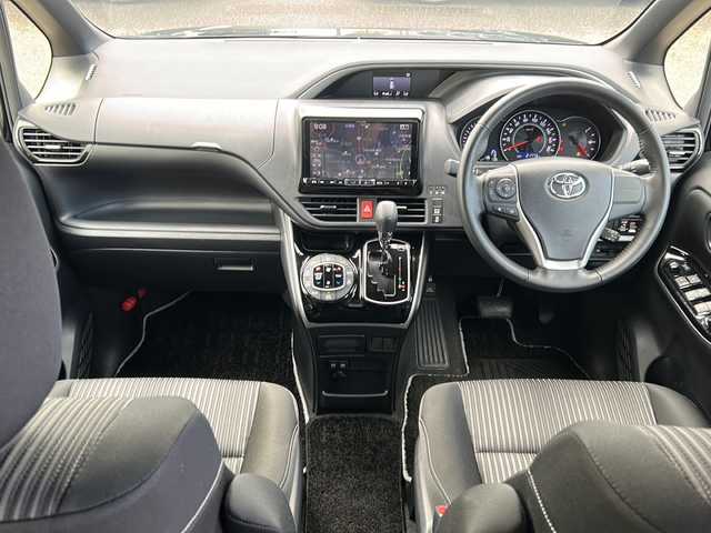 トヨタ ヴォクシー ZS 煌 石川県 2018(平30)年 2.2万km ブラック ALPINE9インチナビ/Bluetooth/フルセグ/CD/DVD/バックカメラ/ALPINEフリップダウンモニター/ETC/両側パワースライドドア/前方ドライブレコーダー/クルーズコントロール/ダブルエアコン/プッシュスタート/LEDヘッドライト/フォグランプ/オートライト/オートマチックハイビーム/アイドリングストップ/レーンキープアシスト/横滑り防止装置/衝突被害軽減システム/革巻きステアリング