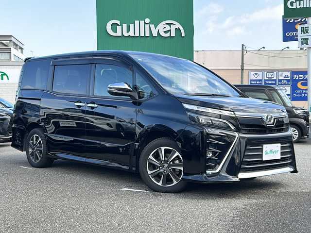 トヨタ ヴォクシー ZS 煌 石川県 2018(平30)年 2.2万km ブラック ALPINE9インチナビ/Bluetooth/フルセグ/CD/DVD/バックカメラ/ALPINEフリップダウンモニター/ETC/両側パワースライドドア/前方ドライブレコーダー/クルーズコントロール/ダブルエアコン/プッシュスタート/LEDヘッドライト/フォグランプ/オートライト/オートマチックハイビーム/アイドリングストップ/レーンキープアシスト/横滑り防止装置/衝突被害軽減システム/革巻きステアリング