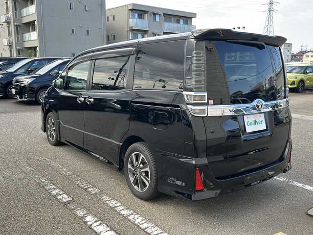 トヨタ ヴォクシー ZS 煌 石川県 2018(平30)年 2.2万km ブラック ALPINE9インチナビ/Bluetooth/フルセグ/CD/DVD/バックカメラ/ALPINEフリップダウンモニター/ETC/両側パワースライドドア/前方ドライブレコーダー/クルーズコントロール/ダブルエアコン/プッシュスタート/LEDヘッドライト/フォグランプ/オートライト/オートマチックハイビーム/アイドリングストップ/レーンキープアシスト/横滑り防止装置/衝突被害軽減システム/革巻きステアリング