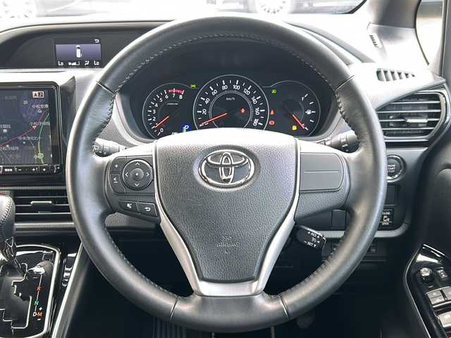 トヨタ ヴォクシー ZS 煌 石川県 2018(平30)年 2.2万km ブラック ALPINE9インチナビ/Bluetooth/フルセグ/CD/DVD/バックカメラ/ALPINEフリップダウンモニター/ETC/両側パワースライドドア/前方ドライブレコーダー/クルーズコントロール/ダブルエアコン/プッシュスタート/LEDヘッドライト/フォグランプ/オートライト/オートマチックハイビーム/アイドリングストップ/レーンキープアシスト/横滑り防止装置/衝突被害軽減システム/革巻きステアリング