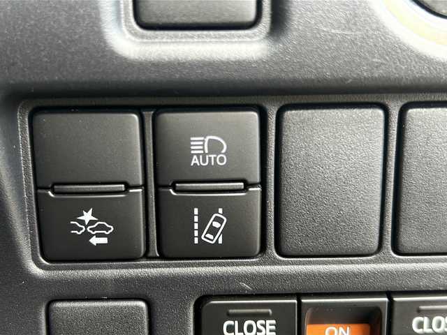 トヨタ ヴォクシー ZS 煌 石川県 2018(平30)年 2.2万km ブラック ALPINE9インチナビ/Bluetooth/フルセグ/CD/DVD/バックカメラ/ALPINEフリップダウンモニター/ETC/両側パワースライドドア/前方ドライブレコーダー/クルーズコントロール/ダブルエアコン/プッシュスタート/LEDヘッドライト/フォグランプ/オートライト/オートマチックハイビーム/アイドリングストップ/レーンキープアシスト/横滑り防止装置/衝突被害軽減システム/革巻きステアリング