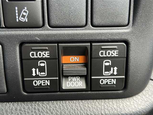 トヨタ ヴォクシー ZS 煌 石川県 2018(平30)年 2.2万km ブラック ALPINE9インチナビ/Bluetooth/フルセグ/CD/DVD/バックカメラ/ALPINEフリップダウンモニター/ETC/両側パワースライドドア/前方ドライブレコーダー/クルーズコントロール/ダブルエアコン/プッシュスタート/LEDヘッドライト/フォグランプ/オートライト/オートマチックハイビーム/アイドリングストップ/レーンキープアシスト/横滑り防止装置/衝突被害軽減システム/革巻きステアリング