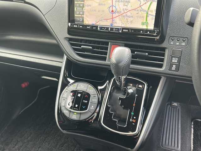 トヨタ ヴォクシー ZS 煌 石川県 2018(平30)年 2.2万km ブラック ALPINE9インチナビ/Bluetooth/フルセグ/CD/DVD/バックカメラ/ALPINEフリップダウンモニター/ETC/両側パワースライドドア/前方ドライブレコーダー/クルーズコントロール/ダブルエアコン/プッシュスタート/LEDヘッドライト/フォグランプ/オートライト/オートマチックハイビーム/アイドリングストップ/レーンキープアシスト/横滑り防止装置/衝突被害軽減システム/革巻きステアリング