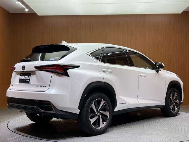 レクサス ＮＸ 300h バージョンL 千葉県 2018(平30)年 5.5万km ソニッククォーツ 三眼ＬＥＤ　/ＬＳＳ　　/純正ナビ　/バックカメラ　/ＢＳＭ　/赤革　/シートヒーター　/ベンチレーション　/メモリーパワーシート　/レーダークルーズコントロール　/電動リアゲート　/電動格納シート　/オートハイビーム