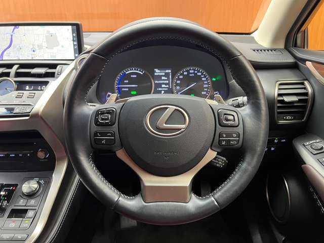 レクサス ＮＸ 300h バージョンL 千葉県 2018(平30)年 5.5万km ソニッククォーツ 三眼ＬＥＤ　/ＬＳＳ　　/純正ナビ　/バックカメラ　/ＢＳＭ　/赤革　/シートヒーター　/ベンチレーション　/メモリーパワーシート　/レーダークルーズコントロール　/電動リアゲート　/電動格納シート　/オートハイビーム