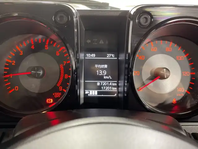 スズキ ジムニー XL 福岡県 2019(令1)年 1.8万km ジャングルグリーン ・ワンオーナー/・５速ＭＴ　/・社外オーディオ　/（ＡＭ　ＦＭ　ＵＳＢ　ＣＤ）　/・ダウンヒルアシスト　/・衝突軽減システム　/・レーンキープ　/・横滑り防止　/・シートヒーター　/・背面タイヤ　/・オートライト　/・ハロゲンヘッドライト　/・電格ミラー/・スペアキー