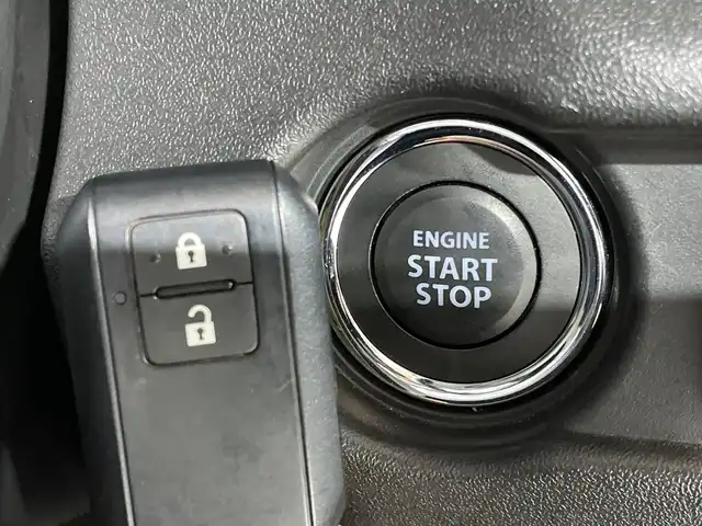 スズキ ジムニー XL 福岡県 2019(令1)年 1.8万km ジャングルグリーン ・ワンオーナー/・５速ＭＴ　/・社外オーディオ　/（ＡＭ　ＦＭ　ＵＳＢ　ＣＤ）　/・ダウンヒルアシスト　/・衝突軽減システム　/・レーンキープ　/・横滑り防止　/・シートヒーター　/・背面タイヤ　/・オートライト　/・ハロゲンヘッドライト　/・電格ミラー/・スペアキー