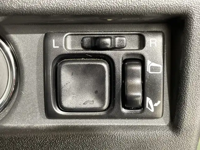 スズキ ジムニー XL 福岡県 2019(令1)年 1.8万km ジャングルグリーン ・ワンオーナー/・５速ＭＴ　/・社外オーディオ　/（ＡＭ　ＦＭ　ＵＳＢ　ＣＤ）　/・ダウンヒルアシスト　/・衝突軽減システム　/・レーンキープ　/・横滑り防止　/・シートヒーター　/・背面タイヤ　/・オートライト　/・ハロゲンヘッドライト　/・電格ミラー/・スペアキー
