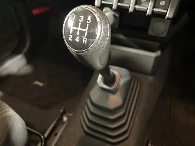 スズキ ジムニー XL 福岡県 2019(令1)年 1.8万km ジャングルグリーン ・ワンオーナー/・５速ＭＴ　/・社外オーディオ　/（ＡＭ　ＦＭ　ＵＳＢ　ＣＤ）　/・ダウンヒルアシスト　/・衝突軽減システム　/・レーンキープ　/・横滑り防止　/・シートヒーター　/・背面タイヤ　/・オートライト　/・ハロゲンヘッドライト　/・電格ミラー/・スペアキー