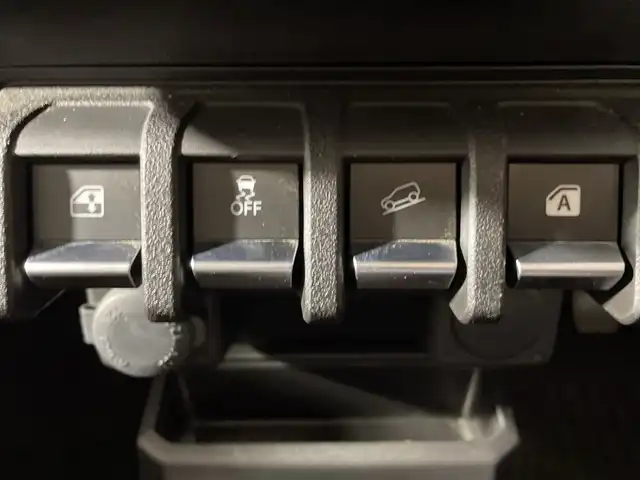 スズキ ジムニー XL 福岡県 2019(令1)年 1.8万km ジャングルグリーン ・ワンオーナー/・５速ＭＴ　/・社外オーディオ　/（ＡＭ　ＦＭ　ＵＳＢ　ＣＤ）　/・ダウンヒルアシスト　/・衝突軽減システム　/・レーンキープ　/・横滑り防止　/・シートヒーター　/・背面タイヤ　/・オートライト　/・ハロゲンヘッドライト　/・電格ミラー/・スペアキー