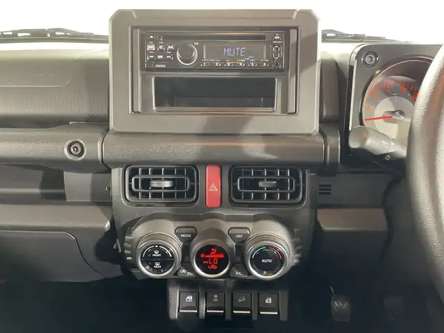 スズキ ジムニー XL 福岡県 2019(令1)年 1.8万km ジャングルグリーン ・ワンオーナー/・５速ＭＴ　/・社外オーディオ　/（ＡＭ　ＦＭ　ＵＳＢ　ＣＤ）　/・ダウンヒルアシスト　/・衝突軽減システム　/・レーンキープ　/・横滑り防止　/・シートヒーター　/・背面タイヤ　/・オートライト　/・ハロゲンヘッドライト　/・電格ミラー/・スペアキー