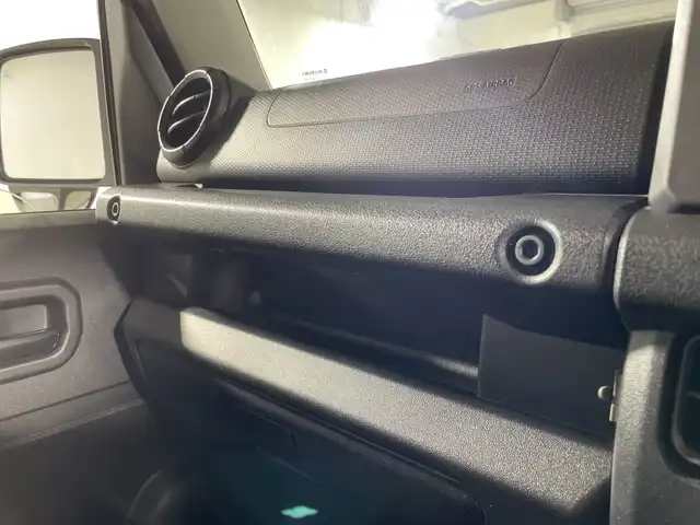 スズキ ジムニー XL 福岡県 2019(令1)年 1.8万km ジャングルグリーン ・ワンオーナー/・５速ＭＴ　/・社外オーディオ　/（ＡＭ　ＦＭ　ＵＳＢ　ＣＤ）　/・ダウンヒルアシスト　/・衝突軽減システム　/・レーンキープ　/・横滑り防止　/・シートヒーター　/・背面タイヤ　/・オートライト　/・ハロゲンヘッドライト　/・電格ミラー/・スペアキー