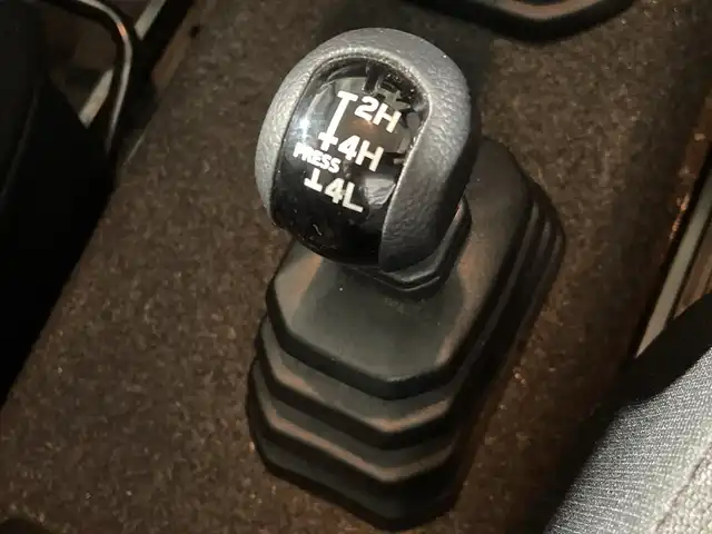 スズキ ジムニー XL 福岡県 2019(令1)年 1.8万km ジャングルグリーン ・ワンオーナー/・５速ＭＴ　/・社外オーディオ　/（ＡＭ　ＦＭ　ＵＳＢ　ＣＤ）　/・ダウンヒルアシスト　/・衝突軽減システム　/・レーンキープ　/・横滑り防止　/・シートヒーター　/・背面タイヤ　/・オートライト　/・ハロゲンヘッドライト　/・電格ミラー/・スペアキー
