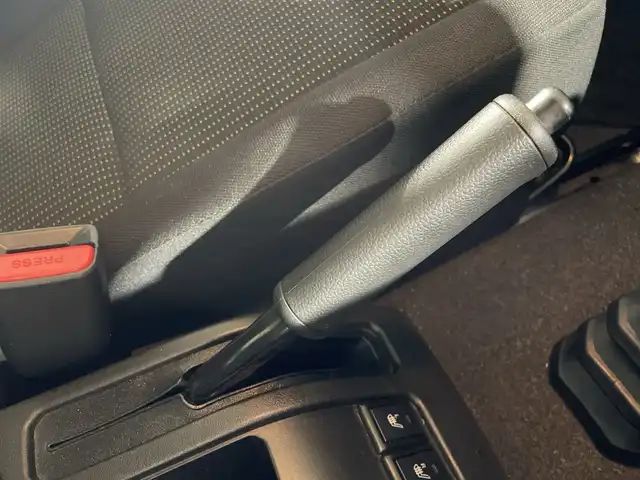 スズキ ジムニー XL 福岡県 2019(令1)年 1.8万km ジャングルグリーン ・ワンオーナー/・５速ＭＴ　/・社外オーディオ　/（ＡＭ　ＦＭ　ＵＳＢ　ＣＤ）　/・ダウンヒルアシスト　/・衝突軽減システム　/・レーンキープ　/・横滑り防止　/・シートヒーター　/・背面タイヤ　/・オートライト　/・ハロゲンヘッドライト　/・電格ミラー/・スペアキー