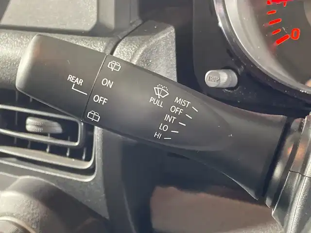 スズキ ジムニー XL 福岡県 2019(令1)年 1.8万km ジャングルグリーン ・ワンオーナー/・５速ＭＴ　/・社外オーディオ　/（ＡＭ　ＦＭ　ＵＳＢ　ＣＤ）　/・ダウンヒルアシスト　/・衝突軽減システム　/・レーンキープ　/・横滑り防止　/・シートヒーター　/・背面タイヤ　/・オートライト　/・ハロゲンヘッドライト　/・電格ミラー/・スペアキー