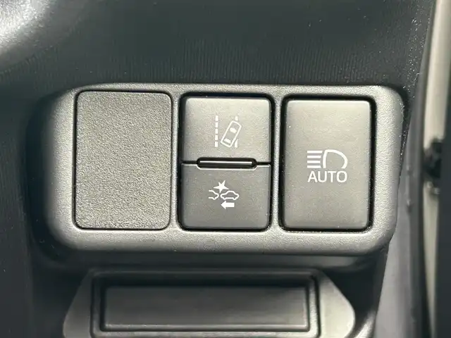 トヨタ アクア クロスオーバー 島根県 2018(平30)年 6.8万km ホワイトパールクリスタルシャイン トヨタセーフティセンス/純正9インチナビ/CD/DVD/DTV/Bluetooth/バックカメラ/LEDオートライト/オートマチックハイビーム /LDA/コーナーセンサー /ドライブレコーダー/ビルトインETC/社外AW付きスタッドレス積込/スマートキー/プッシュスタート /純正フロアマット/ドアバイザー/ハーフレザー調シート/ステアリングスイッチ